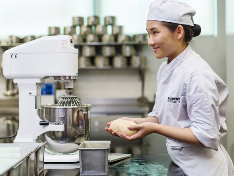 酒店管理学院有许多厨房设施，包括糕点厨房，美食厨房，饮料实验室以及公开的商业餐厅。