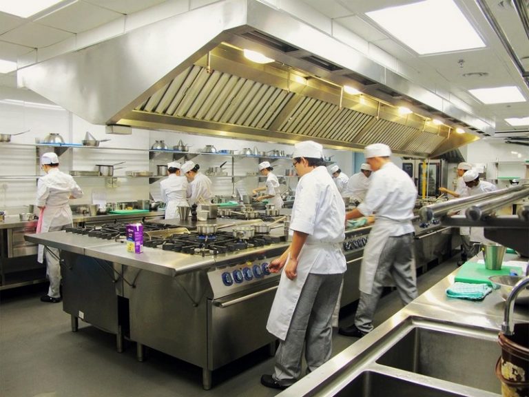 酒店管理学院有许多厨房设施，包括糕点厨房，美食厨房，饮料实验室以及公开的商业餐厅。
