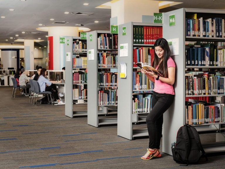 图书馆藏书丰富并五脏俱全，在馆内也设有电脑区、视听区、讨论室等。